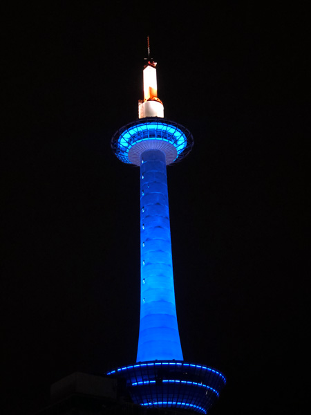 5月 ブルーのライトに照らされた京都タワー